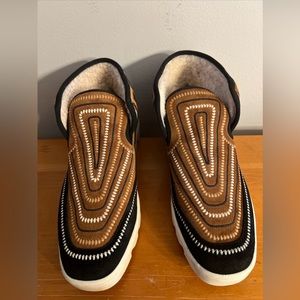 BERNARDO DREA SHOE 8.5ANKLE  Sheep Skin BROWN BLACK TEXTILE SLIP ON